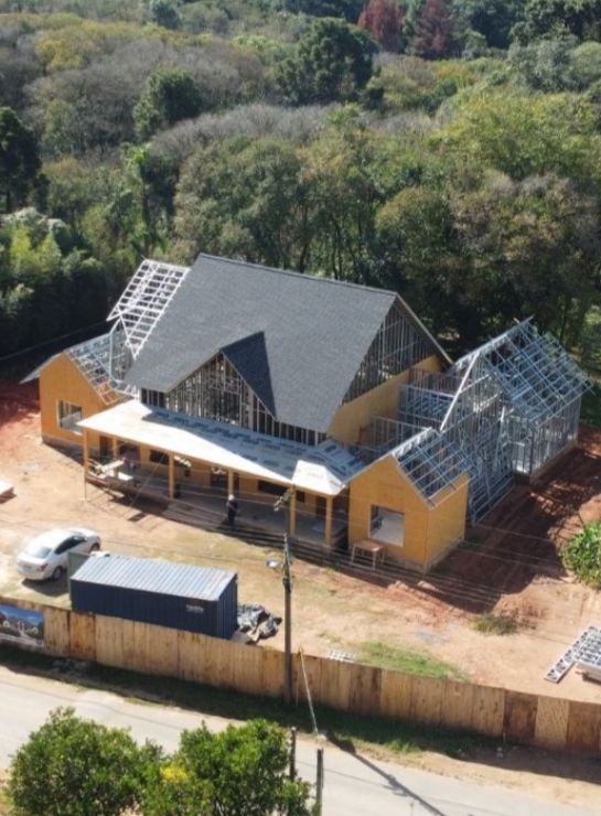Casa Americana com pé-direito livre de 9 metros